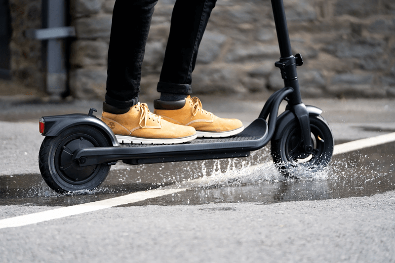 Se puede conducir un patinete eléctrico bajo la lluvia